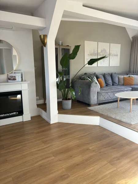 Großzügiges Wohnerlebnis: DG-Wohnung mit Dachterrasse in Charlottenburg — photo 1